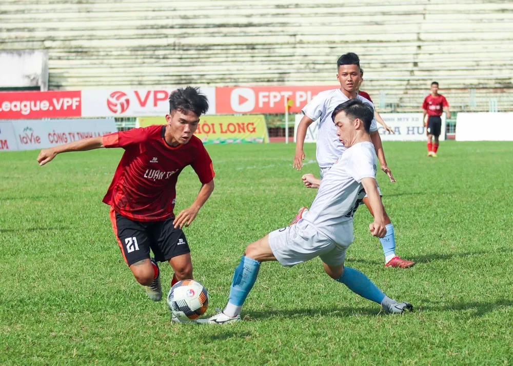 Các cầu thủ Kiến Tường ( áo đỏ) có trận đấu xuất sắc để bảo vệ thành công ngôi vô địch. Ảnh: HUỲNH DU