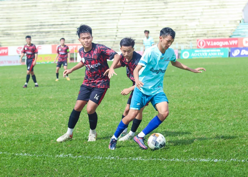 TP. Tân An ( áo xanh) đã thắng Thủ Thừa trong trận tranh hạng ba. Ảnh: HUỲNH DU