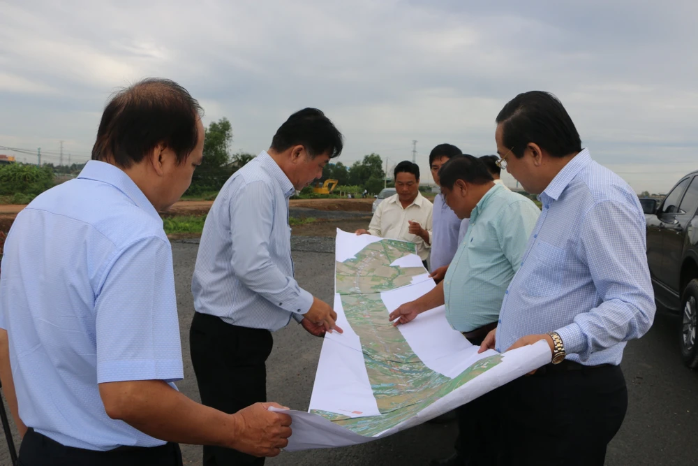 Lãnh đạo UBND tỉnh Long An khảo sát dự án đường Vành đai 3 TP.HCM. Ảnh: CTV