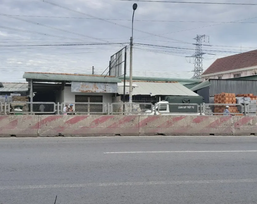 Lực lượng chức năng có mặt ở hiện trường tiến hành điều tra vụ việc. Ảnh: CTV