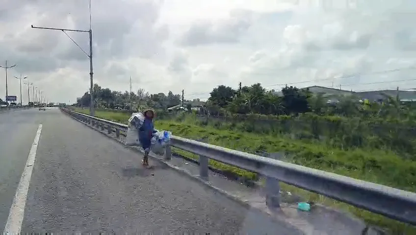 Người đi bộ trên cao tốc TP.HCM - Trung Lương. Ảnh: KIM HƯỚNG Người đi bộ trên cao tốc TP.HCM - Trung Lương. Ảnh: KIM HƯỚNG