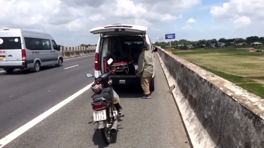 Xe máy hết xăng đẩy trên cao tốc TP.HCM - Trung Lương. Ảnh: KIM HƯỚNG Xe máy hết xăng đẩy trên cao tốc TP.HCM - Trung Lương. Ảnh: KIM HƯỚNG