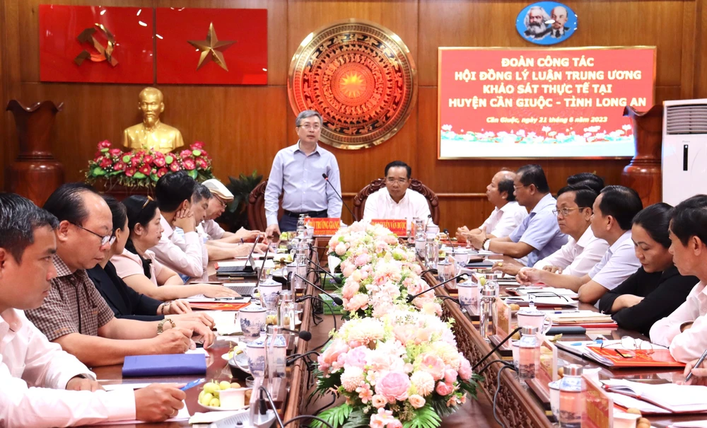 Đoàn công tác Hội đồng lý luận Trung ương khảo sát tại huyện Cần Giuộc. Ảnh: THÀNH PHÁT