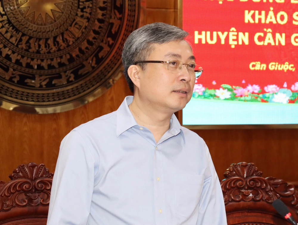 Phó Chủ tịch kiêm Tổng thư ký Hội đồng lý luận Trung ương Bùi Trường Giang ghi nhận và đánh giá cao kết quả của huyện Cần Giuộc. Ảnh : TP