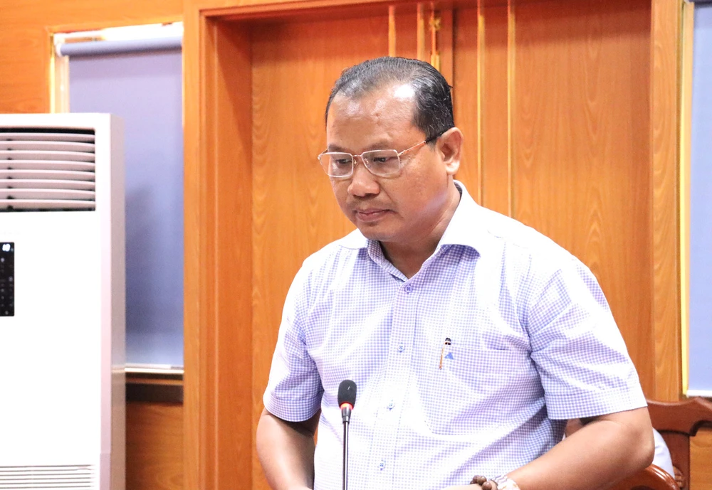 Bí thư Huyện ủy Cần Giuộc – Trương Thanh Liêm báo cáo với Đoàn khảo sát. Ảnh: TP