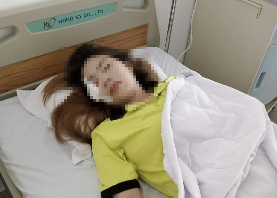 Chị Oanh vẫn còn hôn mê tại bệnh viện Tân Tạo. Ảnh: CTV