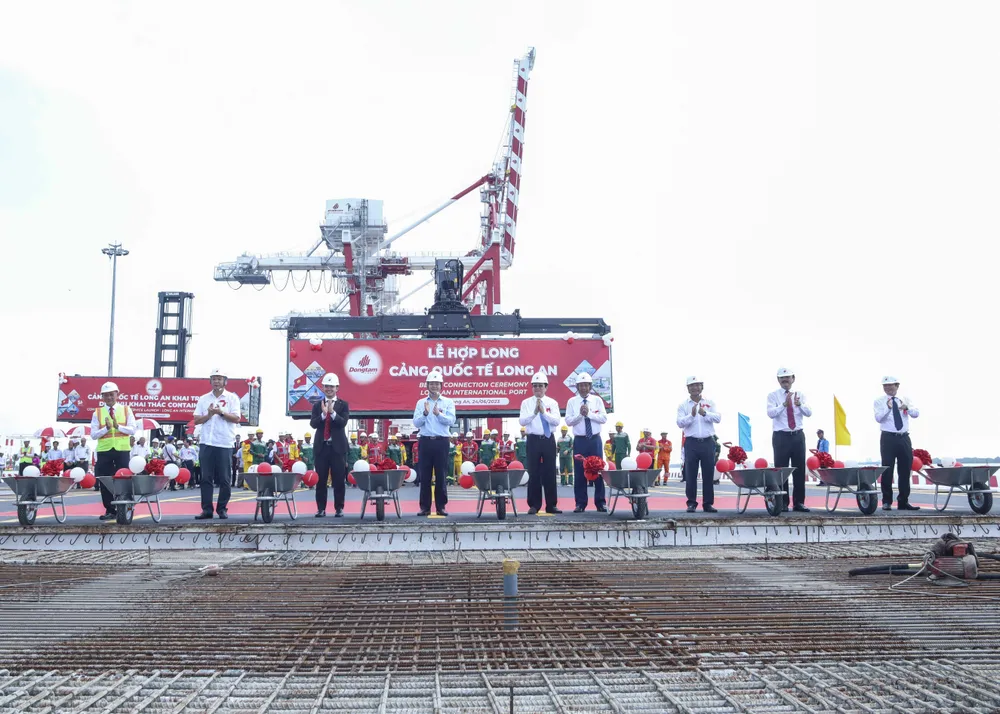 Các đại biểu tham dự lễ hợp long 7 cầu cảng tại Cảng quốc tế Long An. Ảnh: HUỲNH DU Các đại biểu tham dự lễ hợp long 7 cầu cảng tại Cảng quốc tế Long An. Ảnh: HUỲNH DU