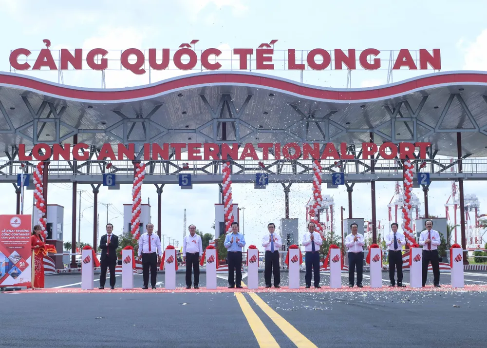 Lễ cắt băng khánh thành khai trương dịch vụ khai thác hàng container. Ảnh: Huỳnh Du Lễ cắt băng khánh thành khai trương dịch vụ khai thác hàng container. Ảnh: Huỳnh Du