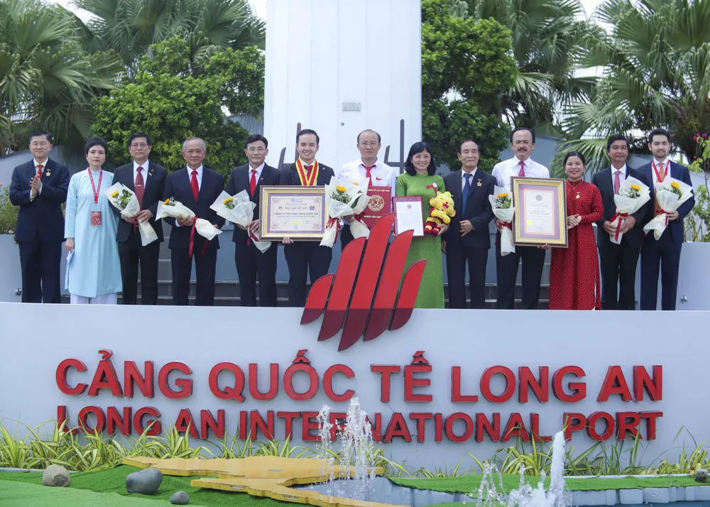 Cột cờ Cảng Quốc tế Long An được công nhận kỷ lục Đông Dương. Ảnh: HUỲNH DU Cột cờ Cảng Quốc tế Long An được công nhận kỷ lục Đông Dương. Ảnh: HUỲNH DU