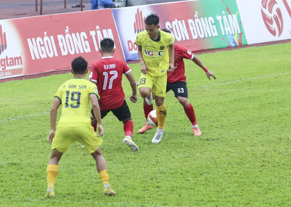 Trận đấu diễn ra hấp dẫn với màn rượt đuổi tỷ số trên sân Long An. Ảnh: HUỲNH DU