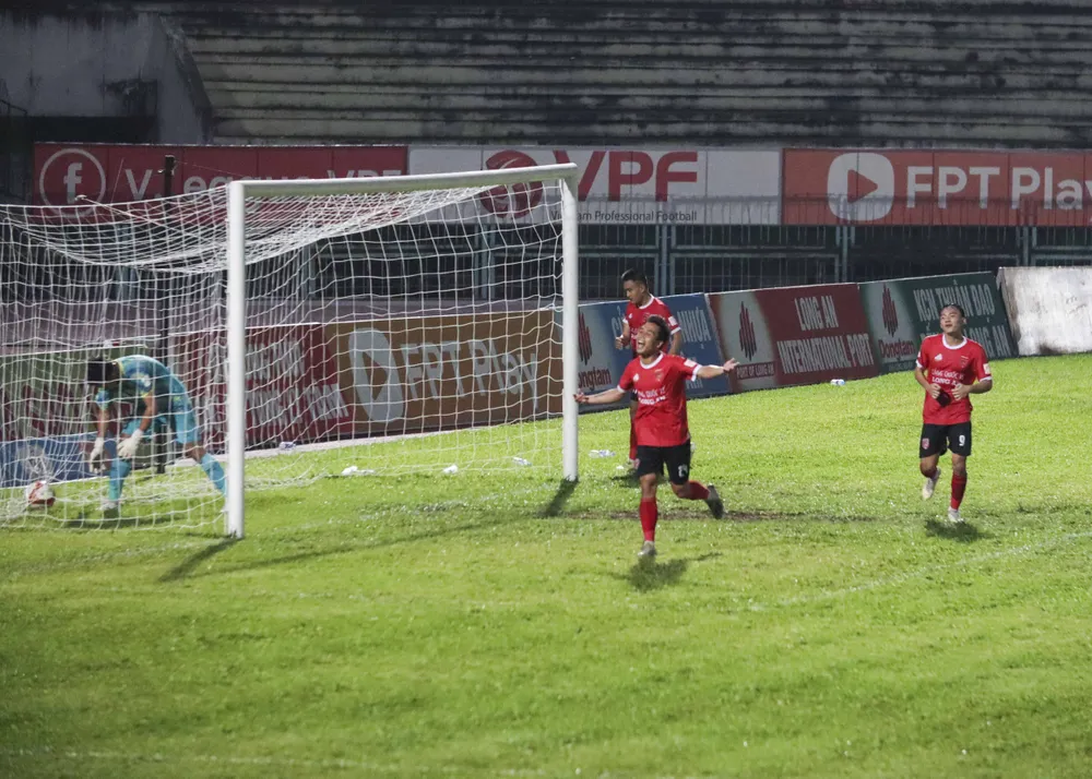 Cầu thủ Tài Lộc ăn mừng bàn thắng san bằng tỷ số 1-1 cho Long An. Ảnh: HD