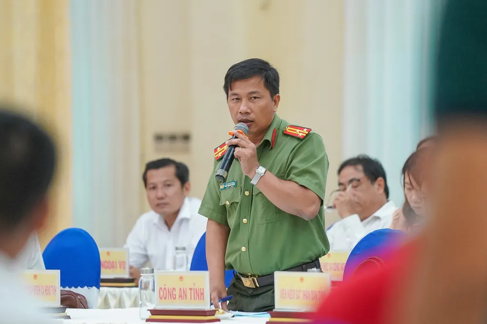 Đại diện Công an tỉnh Long An trả lời câu hỏi về 3 luật sư bào chữa cho các bị cáo ở Tịnh thất Bồng lai. Ảnh: HD Đại diện Công an tỉnh Long An trả lời câu hỏi về 3 luật sư bào chữa cho các bị cáo ở Tịnh thất Bồng lai. Ảnh: HD