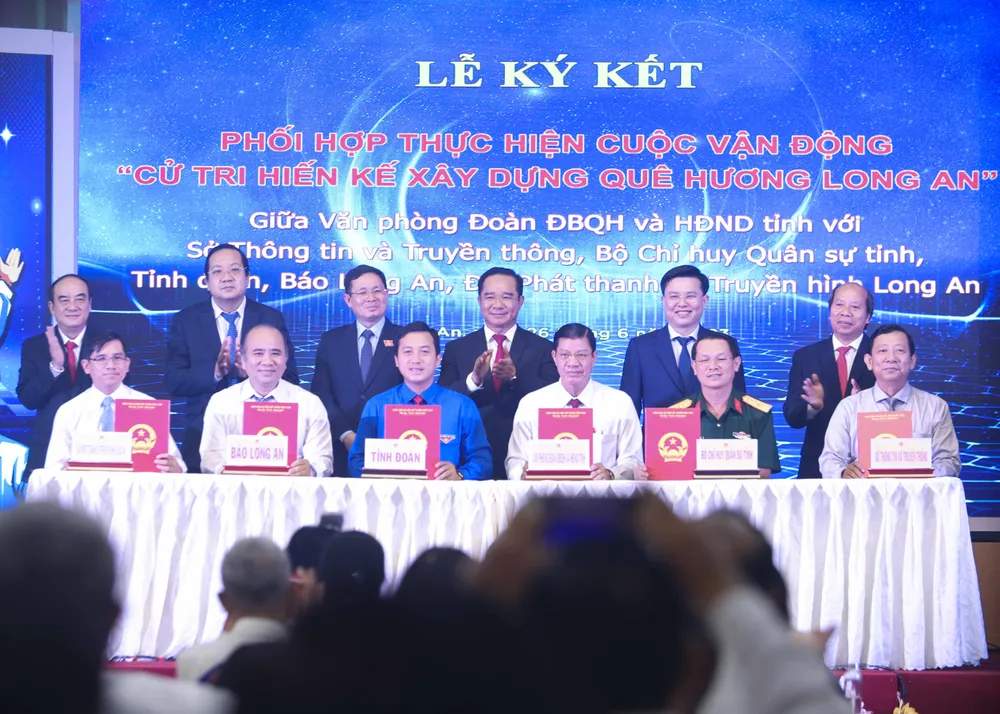 Lễ ký kết phối hợp thực hiện Cuộc vận động &quot; Cử tri hiến kế xây dựng quê hương Long An&quot; Ảnh: HUỲNH DU