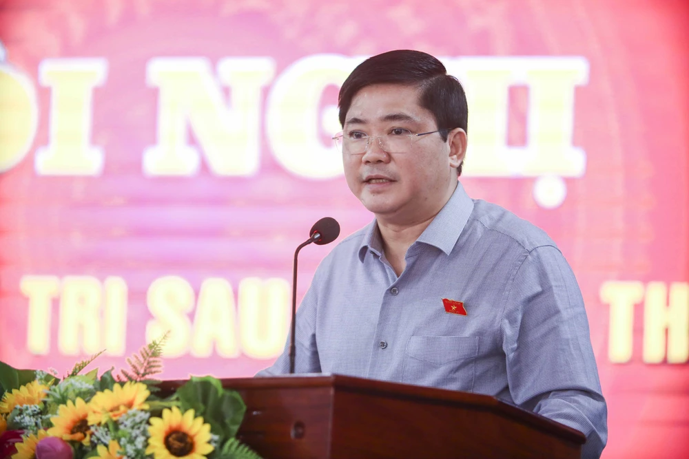 ĐBQH Nguyễn Tuấn Anh giải đáp những thắc mắc của cử tri. Ảnh: HUỲNH DU