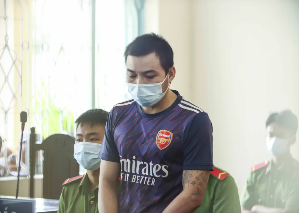 Bị cáo Nguyễn Thanh Ninh tại phiên tòa xét xử ngày 4-7. Ảnh: HUỲNH DU người tình của mẹ đánh chết bé trai 18 tháng tuổi