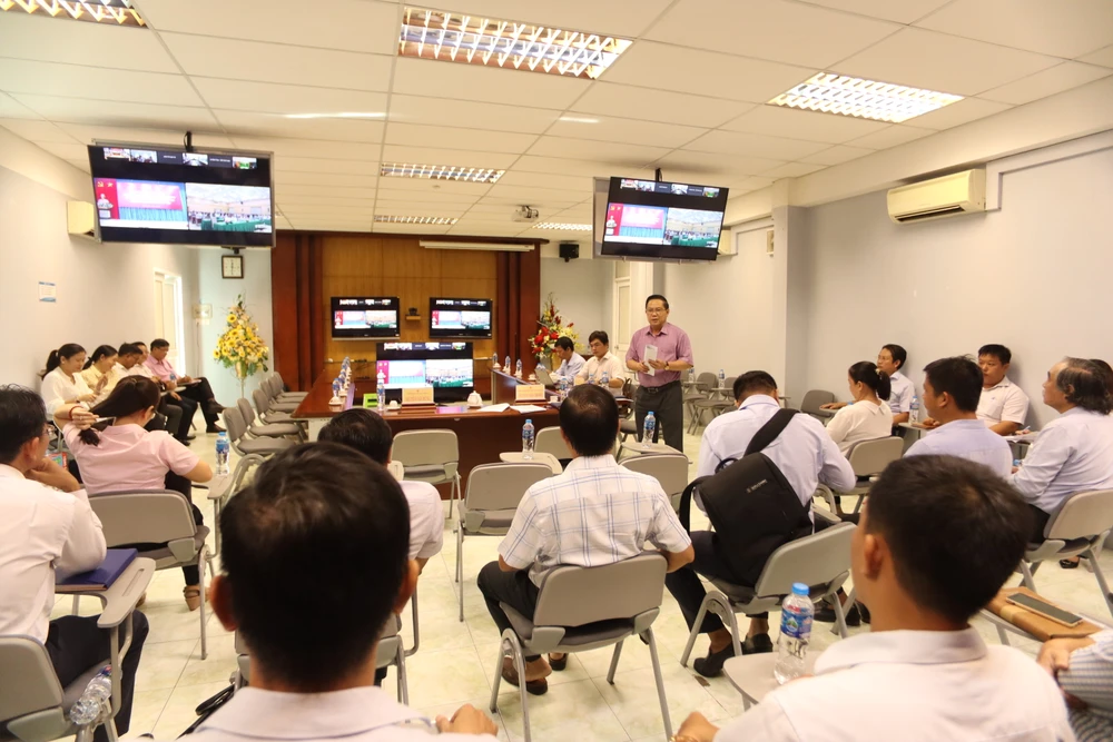 Ông Nguyễn Văn Trang, Phó Giám đốc Sở Xây dựng Long An chủ trì buổi trực tuyến ở điểm cầu Long An. Ảnh: HD