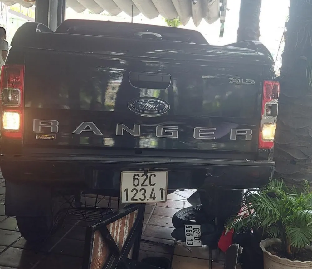 Hiện trường chiếc xe bán tải cán lên chiếc xe máy nằm bên trong quán. Ảnh: CTV