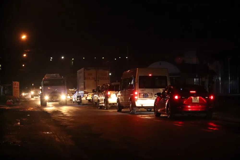 Ghi nhận vào khoảng 19h ngày 15-7 ùn tắc kéo dài để lên Âu tàu Rạch Chanh. Ảnh: DK