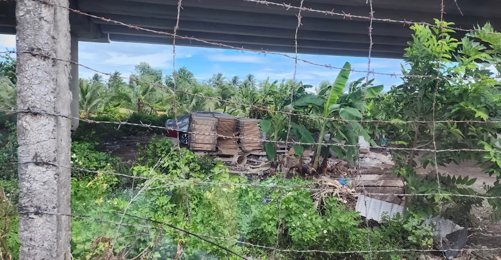 Bãi tập kết phế liệu ở phía dưới gầm cầu bắc qua sông Vàm Cỏ Tây của đường cao tốc TP.HCM - Trung Lương. Ảnh: ĐT