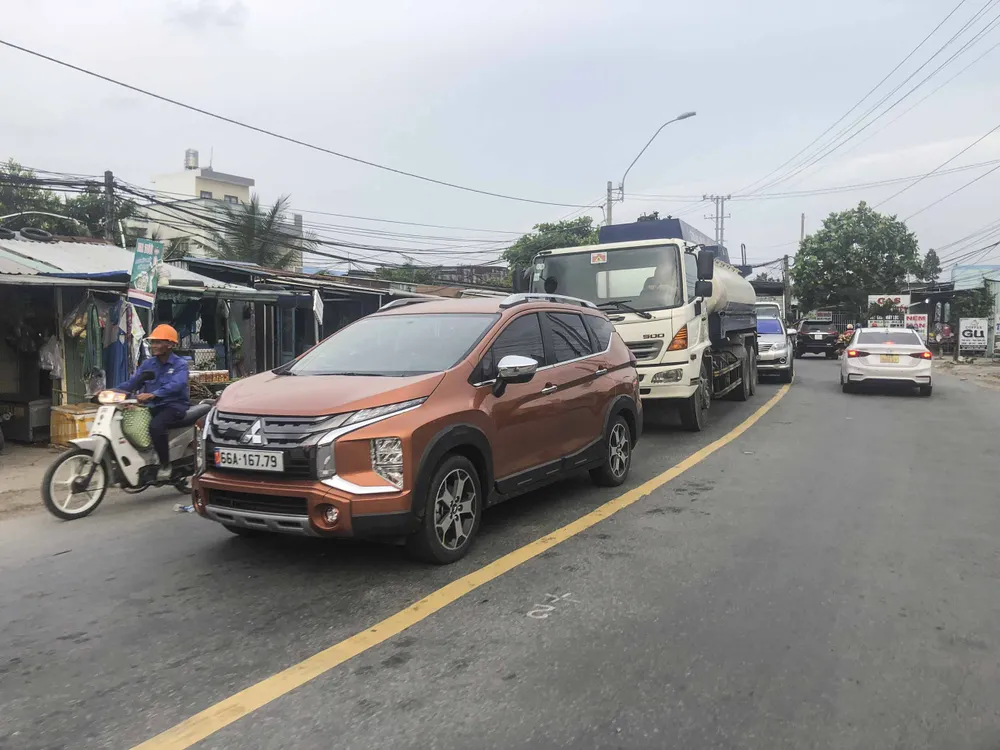 Khung giờ cao điểm tuyến quốc lộ 62 gần đến điểm sữa chữa thường xảy ra ùn ú. Ảnh: DK