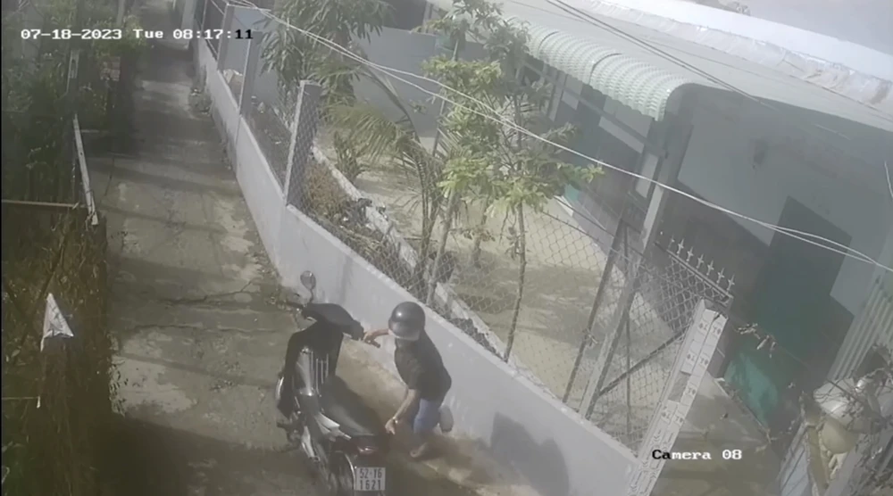 Kẻ trộm quan sát dẫn xe một chân để tìm cách lẻn vào nhà anh Khanh để trộm tài sản. Ảnh cắt từ clip.