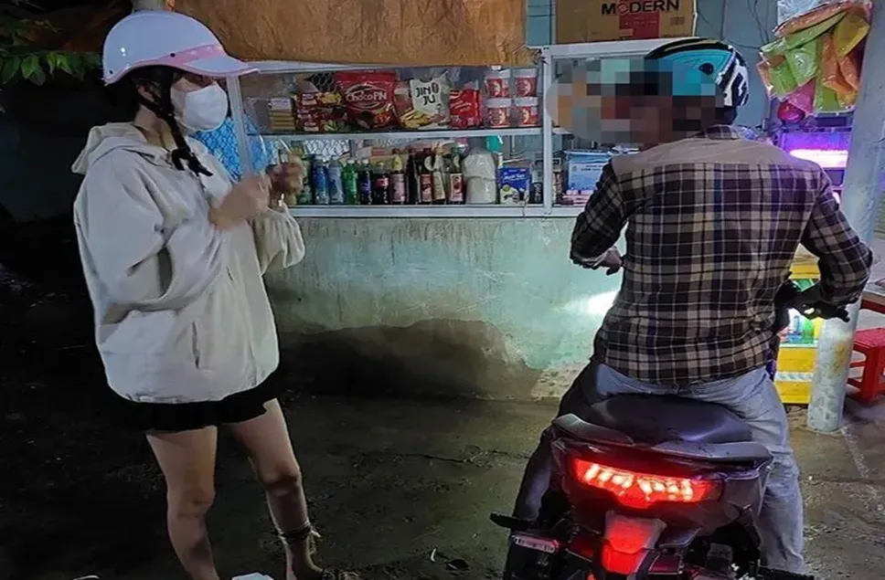 Vợ chồng anh L, chị Q bị Trần Phú và Nguyễn Minh Thuận uy hiếp cướp tài sản, xảy ra ngày 1-7 trên tuyến Quốc lộ N2. Ảnh cắt từ clip Vợ chồng anh L, chị Q bị Trần Phú và Nguyễn Minh Thuận uy hiếp cướp tài sản, xảy ra ngày 1-7 trên tuyến Quốc lộ N2. Ảnh cắt từ clip