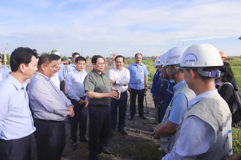 Thủ tướng Phạm Minh Chính cùng đoàn công tác của Chính phủ kiểm tra dự án đường vành đai 3 TP.HCM qua Long An. Ảnh: HD