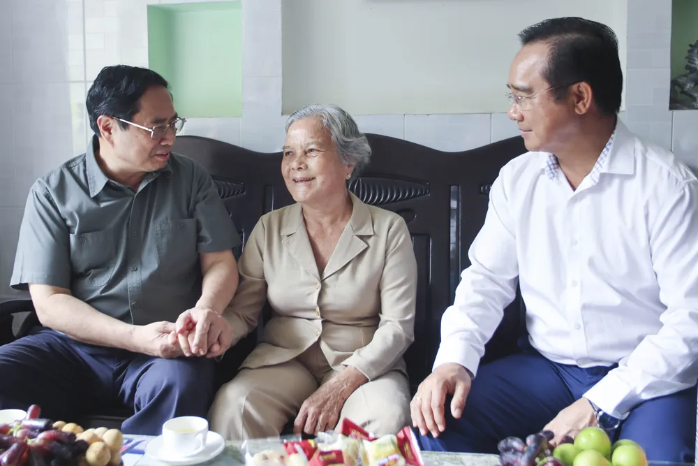 Thủ tướng Phạm Minh Chính thăm bà Phạm Thị Xinh. Ảnh: HD