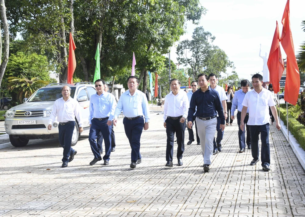 Trưởng Ban Tuyên giáo Trung ương Nguyễn Trọng Nghĩa khảo sát tại Khu di tích lịch sử Ngã tư Đức Hòa. Ảnh: HD