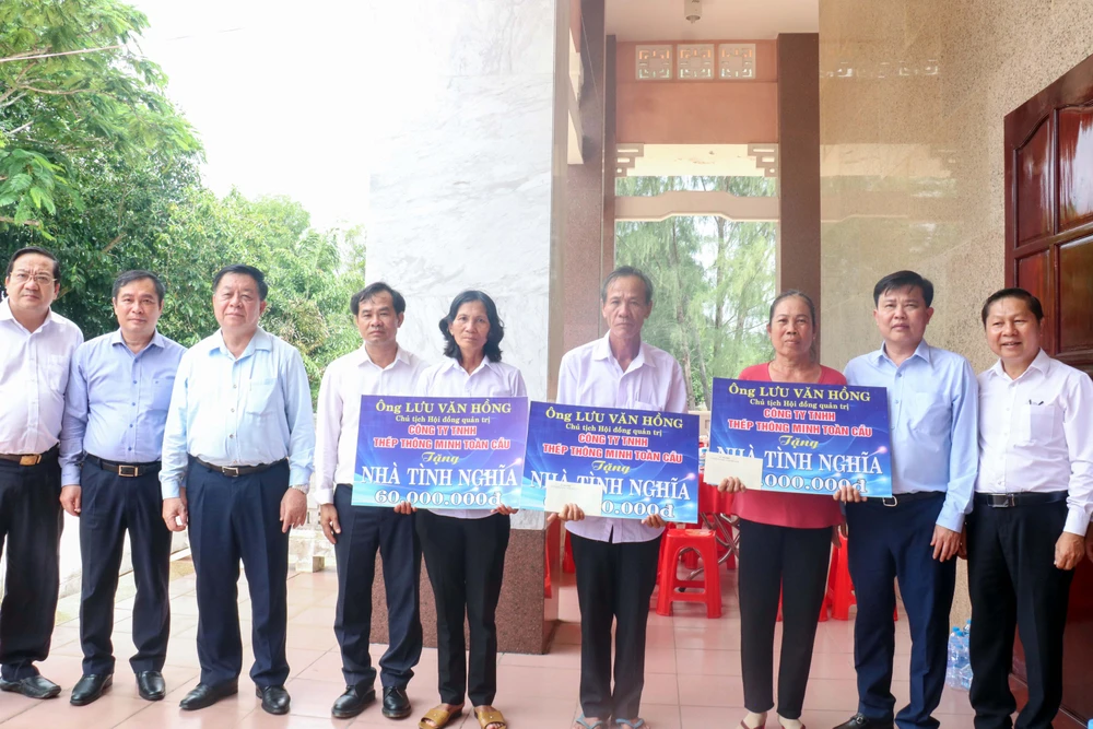 Bí thư Trung ương Đảng, Trưởng ban Tuyên giáo Trung ương Nguyễn Trọng Nghĩa trao tặng nhà tình nghĩa cho gia đình chính sách. Ảnh: HD