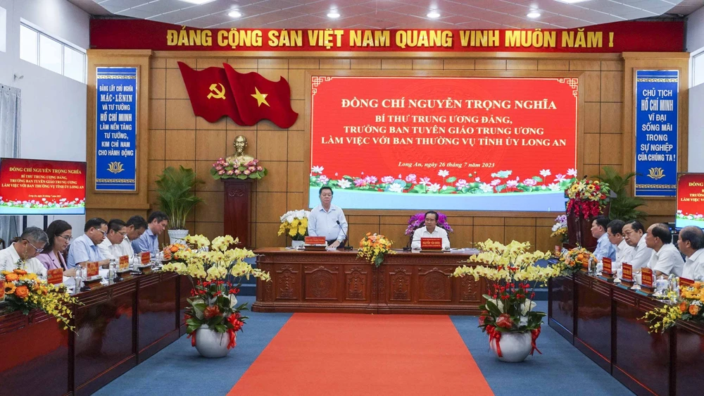 Bí thư Trung ương Đảng, Trưởng ban Tuyên giáo Trung ương Nguyễn Trọng Nghĩa phát biểu tại buổi làm việc. Ảnh: HD