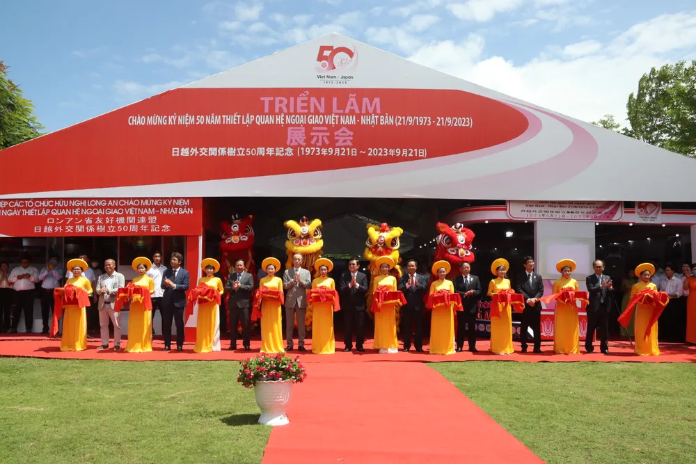 Các đồng chí lãnh đạo cùng các đại biểu cắt băng khai mạc triển lãm. Ảnh: HD