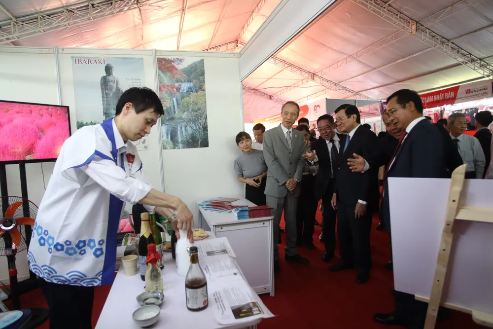 Các đại biểu tham quan gian hàng khu triển lãm. Ảnh: HD