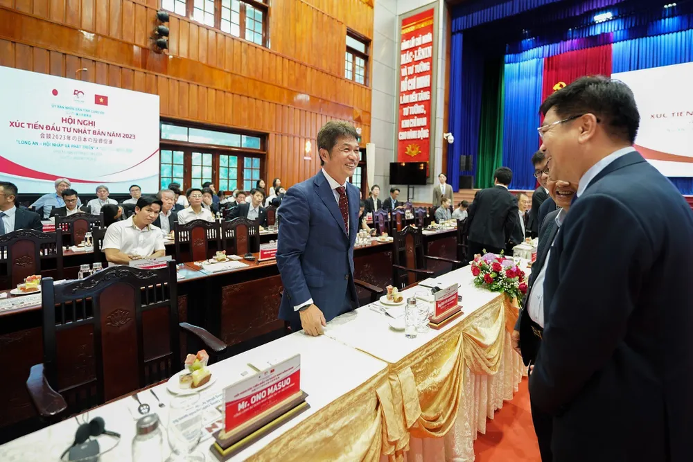 Tại hội nghị, đại diện các doanh nghiệp, nhà đầu tư cũng dành nhiều thời gian trao đổi, thảo luận về những chính sách, môi trường để tìm kiếm cơ hội hợp tác, đầu tư tại Long An. Ảnh: HD Tại hội nghị, đại diện các doanh nghiệp, nhà đầu tư cũng dành nhiều thời gian trao đổi, thảo luận về những chính sách, môi trường để tìm kiếm cơ hội hợp tác, đầu tư tại Long An. Ảnh: HD