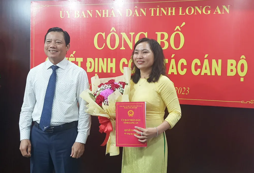 Phó Chủ tịch UBND tỉnh - Phạm Tấn Hòa trao quyết định cho bà Lê Thị Cẩm Tú. Ảnh: TN