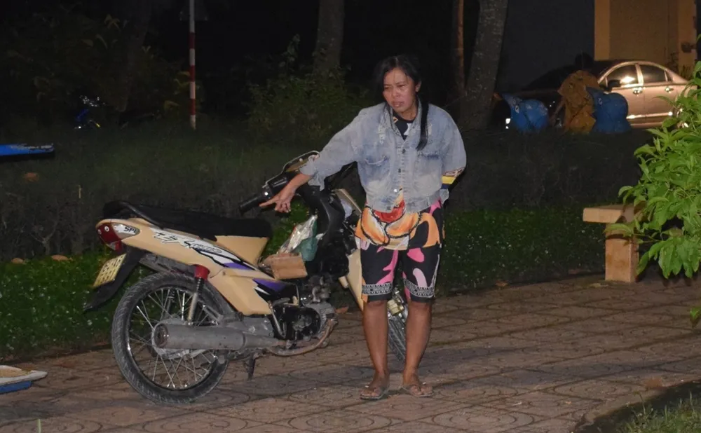 Liên diễn tả lại cảnh lấy dây chuyền của bé A. Ảnh: CA