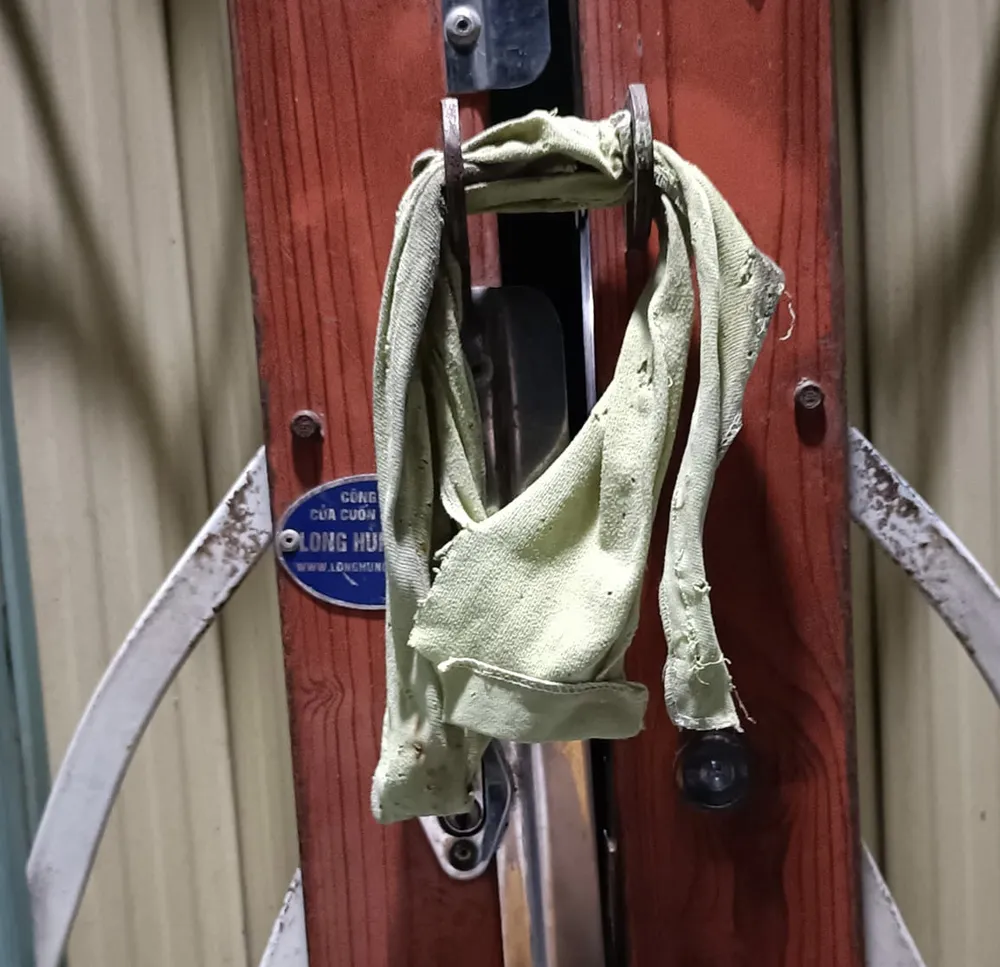 Cửa nhà Anh Nhật bị kẻ trộm cột lại bằng vải. Ảnh: NNCC