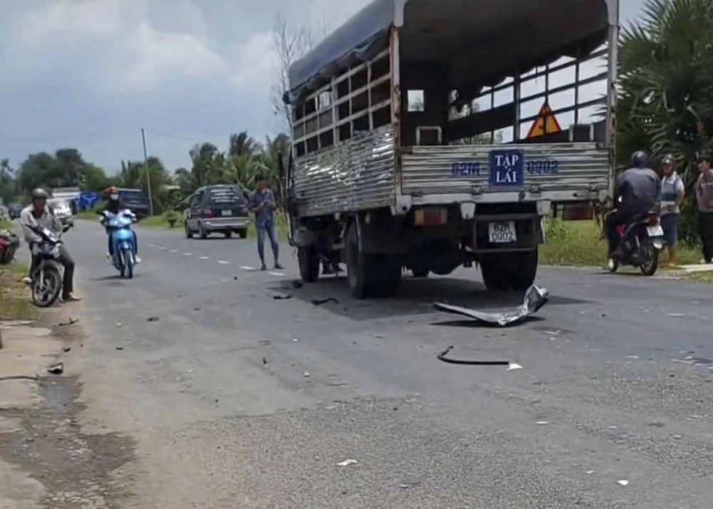 Hiện trường chiếc ô tô tải bị hư hỏng phần đầu. Ảnh: CTV Hiện trường chiếc ô tô tải bị hư hỏng phần đầu. Ảnh: CTV