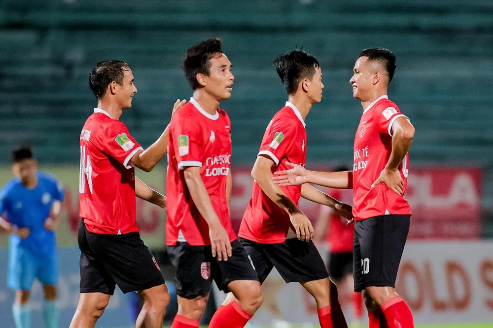 Các cầu thủ Long An vui mừng sau khi tiếng còi kết thúc trận đấu. Ảnh: TIẾN NGUYỄN