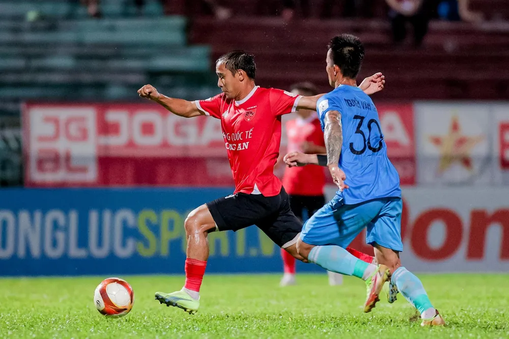 Huỳnh Văn Thanh đã có bàn thắng nâng tỷ số 4-1 cho Long An ở phút 83. Ảnh: TIẾN NGUYỄN