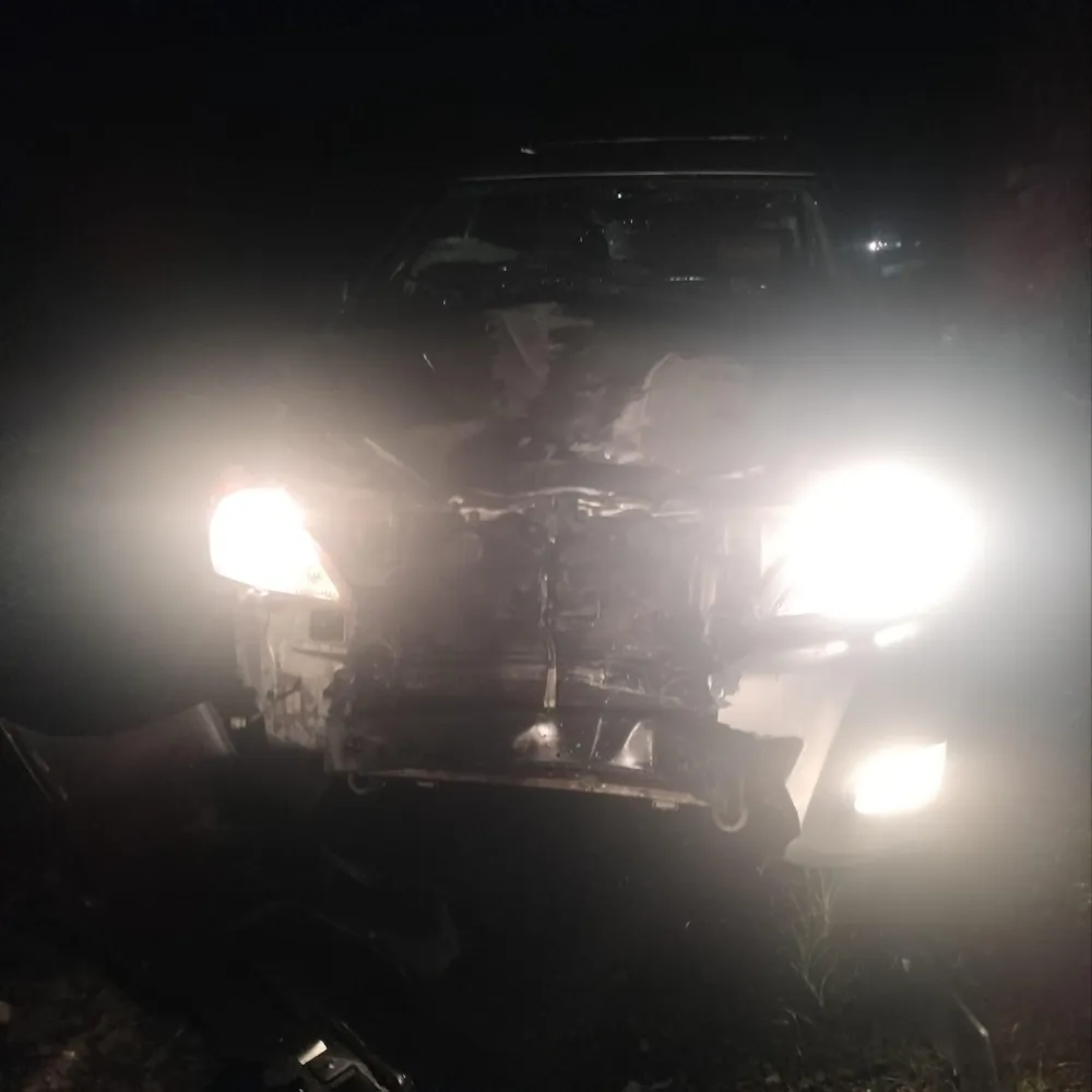 Xe ô tô đã bị biến dạng phần đầu sau vụ tai nạn. Ảnh: CTV