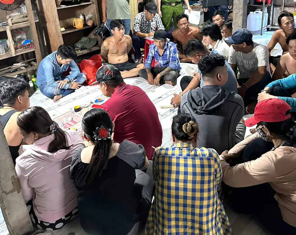 Lực lượng Công an bắt quả tang 21 người đang đánh bạc ăn thua bằng tiền dưới hình thức lắc tài xỉu. Ảnh: CA 21 người lắc tài xỉu