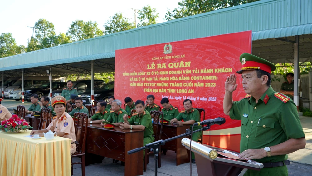 Đại tá Trần Văn Hà, Phó Giám đốc Công an tỉnh, phát biểu chỉ đạo tại buổi lễ ra quân. Ảnh: TP