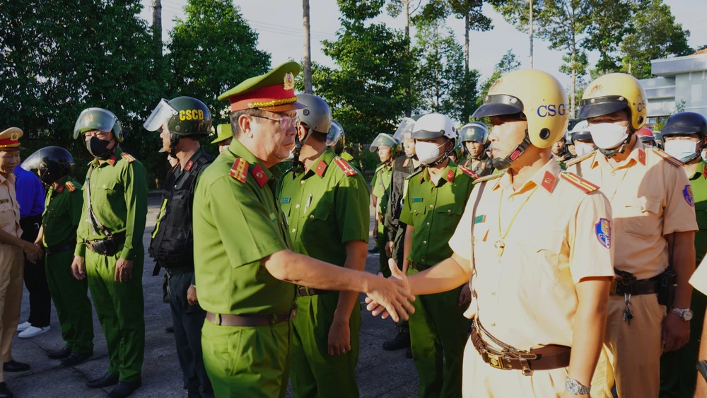 Đại tá Trần Văn Hà, Phó Giám đốc Công an tỉnh, động viên lực lượng tại buổi lễ ra quân. Ành: TP