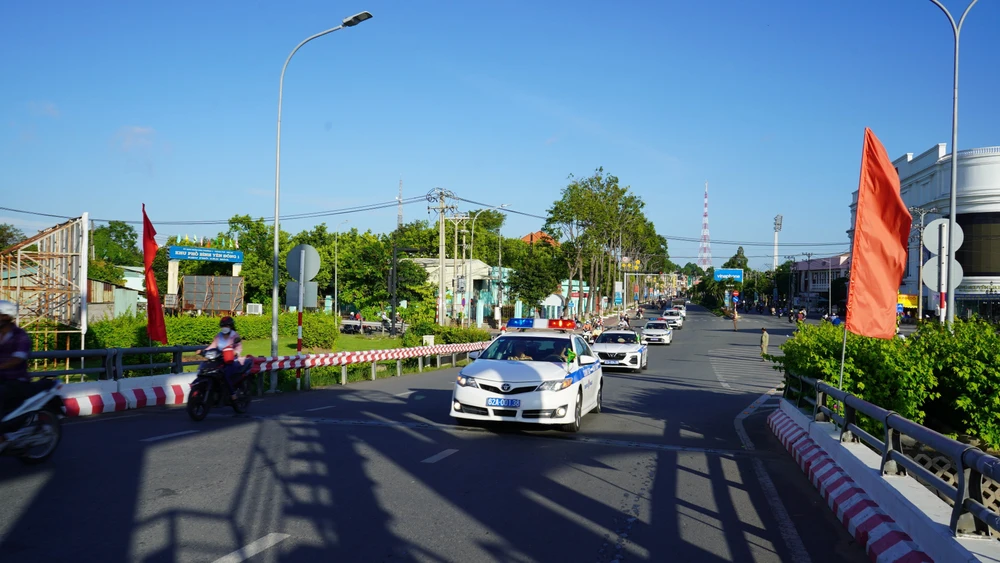 Hơn 100 cán bộ, chiến sĩ, Đoàn viên thanh niên diễu hành trên các tuyến đường TP Tân An. Ảnh: TP