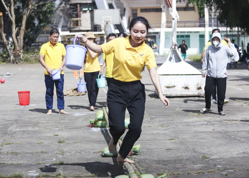 Các vận động viên tham gia trò chơi vận động liên hoàn. Ảnh: HUỲNH DU Các vận động viên tham gia trò chơi vận động liên hoàn. Ảnh: HUỲNH DU