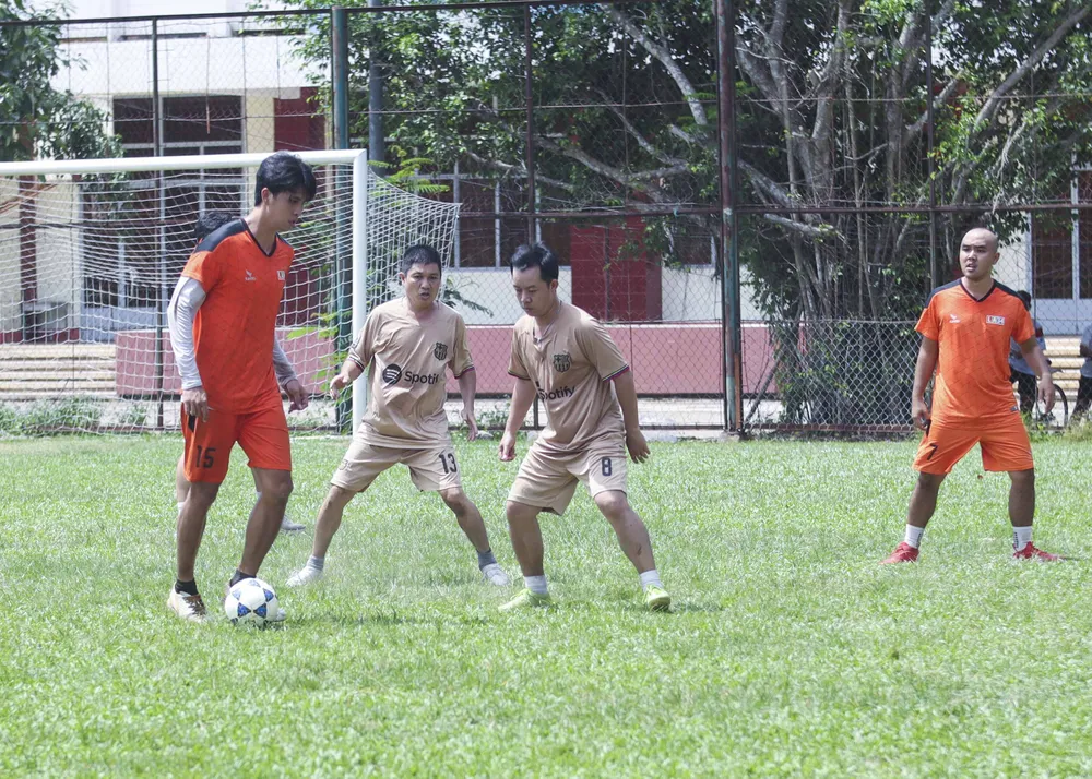 Trận tranh hạng ba bóng đá mini giữa Đài PTTH Long An và Liên quân Phòng Văn hóa Thông tin - Trung tâm Văn hóa Thông tin và Truyền thanh TP. Tân An. Trận tranh hạng ba bóng đá mini giữa Đài PTTH Long An và Liên quân Phòng Văn hóa Thông tin - Trung tâm Văn hóa Thông tin và Truyền thanh TP. Tân An.