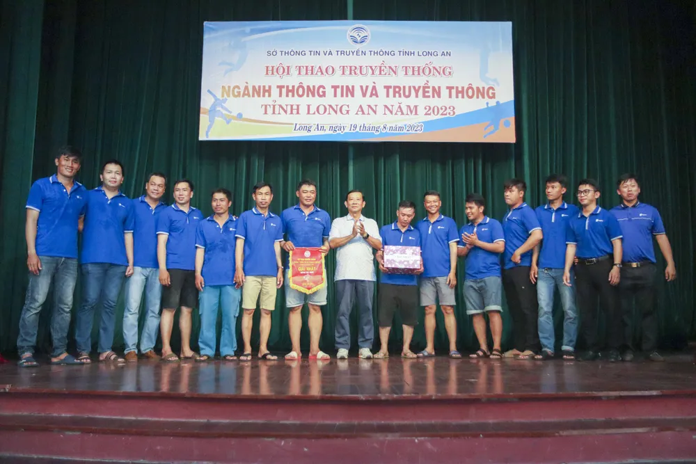 Ban Tổ chức trao giải nhất cho đội VNPT Long An ở môn bóng đá mini. Ảnh:HUỲNH DU Ban Tổ chức trao giải nhất cho đội VNPT Long An ở môn bóng đá mini. Ảnh:HUỲNH DU