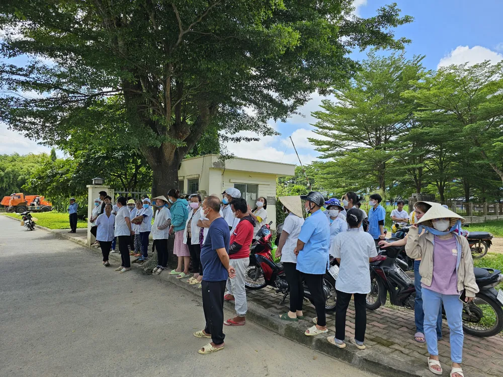 Khoảng 100 công nhân Công ty Thuận Thiên ngừng việc vì ô nhiễm môi trường. Ảnh: CTV