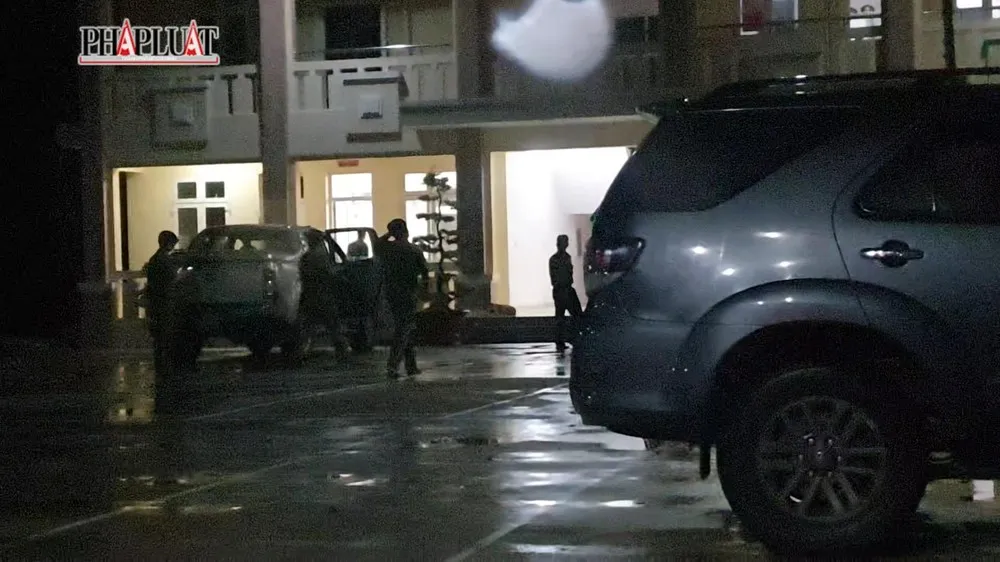 Công an phối hợp với biên phòng đưa những người liên quan về Đồn Biên phòng Mỹ Quý Tây, huyện Đức Huệ, tỉnh Long An trong đêm 20-9. Ảnh: YT